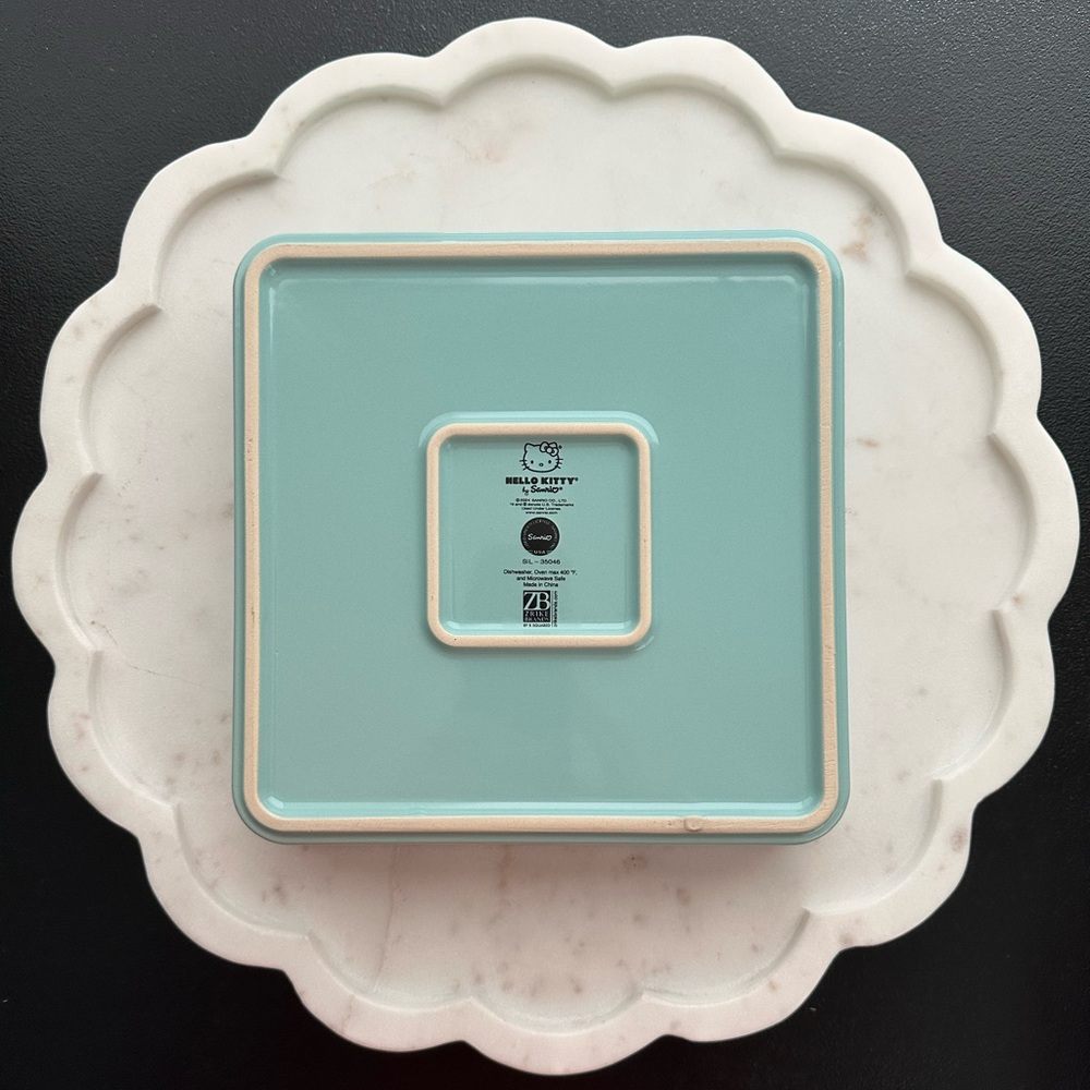 Hello Kitty Square Ceramic Gingerbread Bakeware - Picture 2 of 2